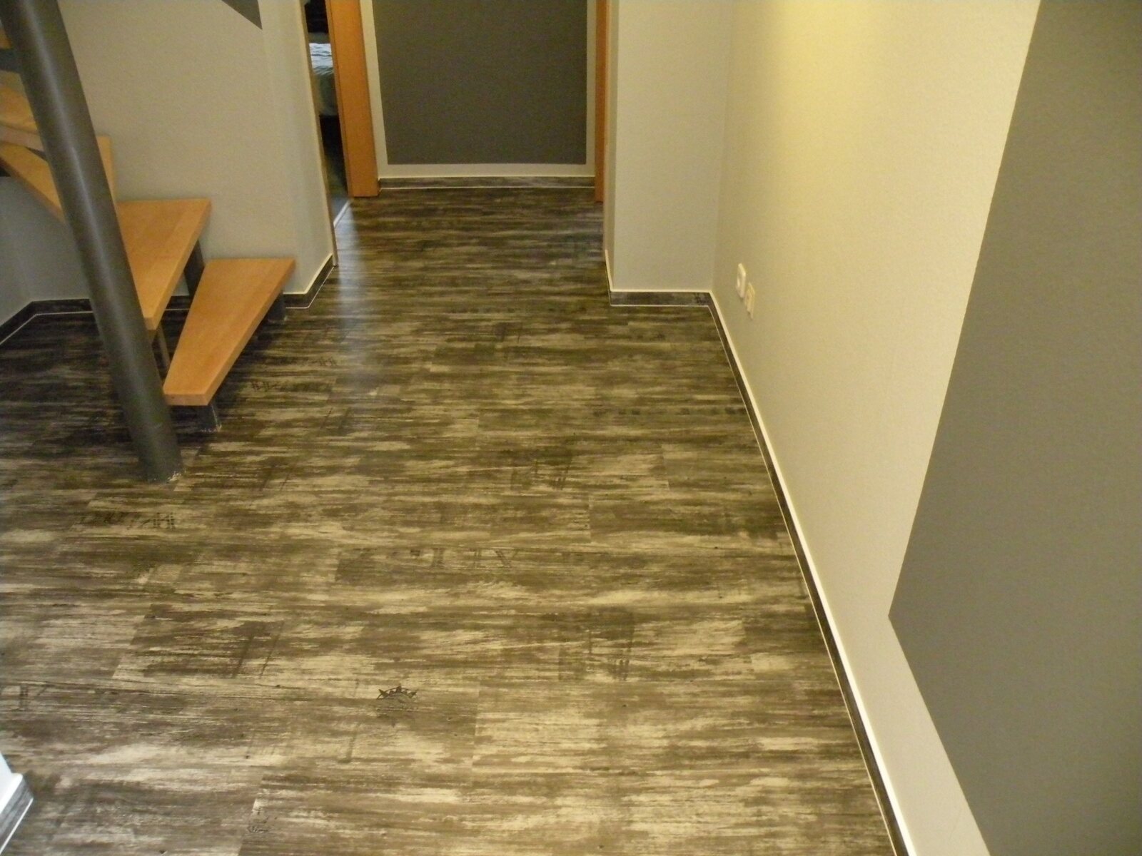 Gepflegter elastischer Designboden in einem Flur