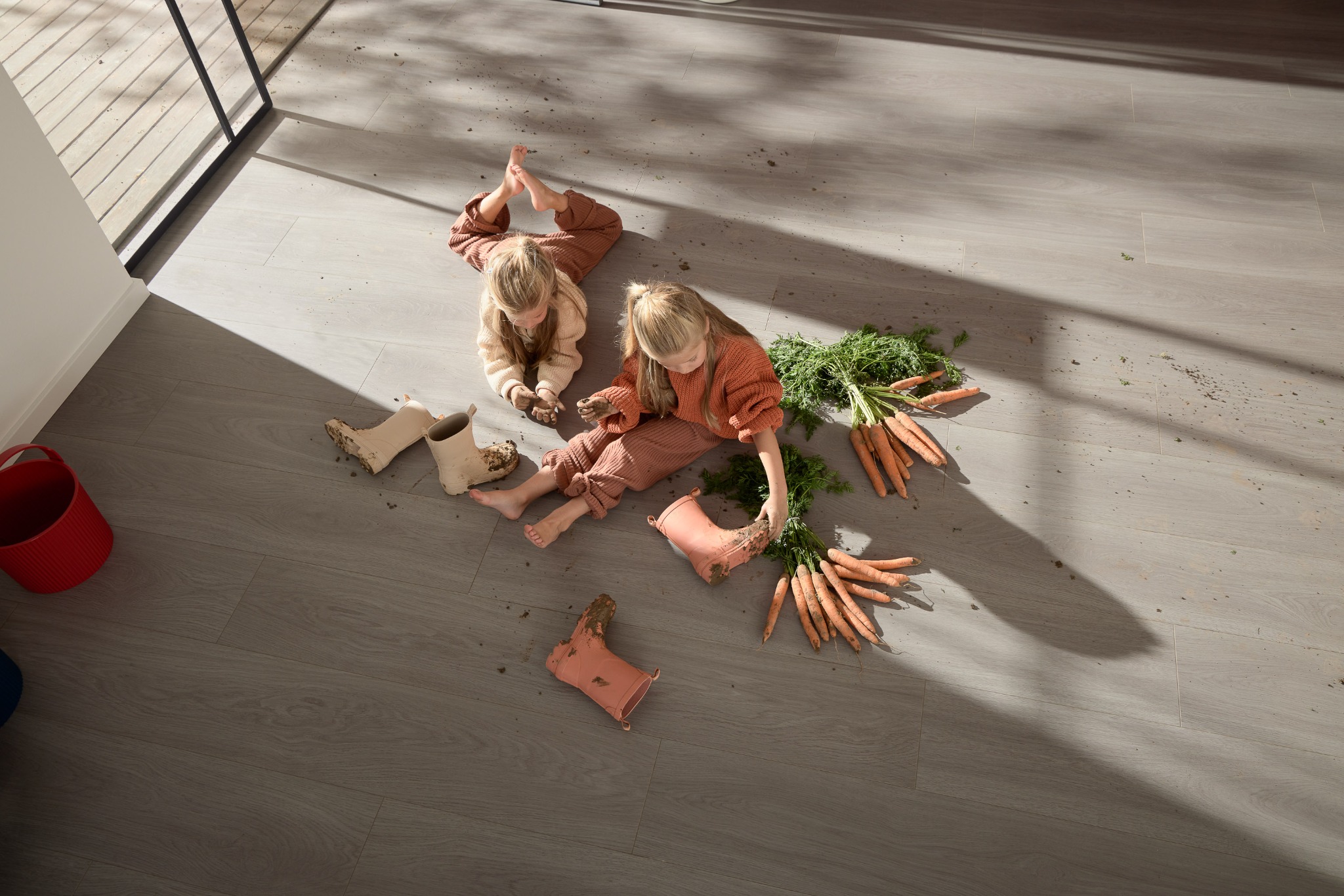 Robuster elastischer Designboden in heller Holzoptik