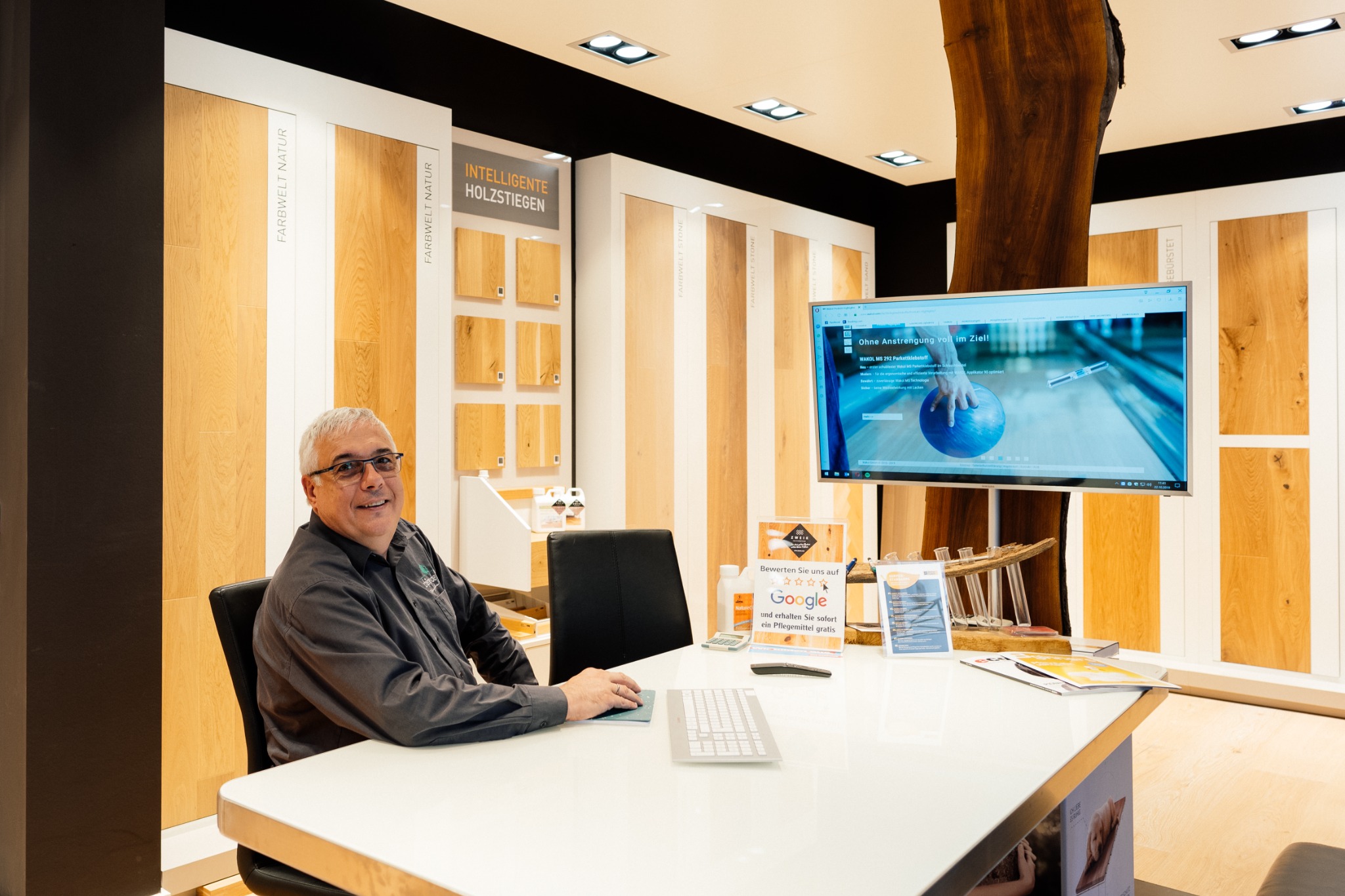 Stefan Klewe bei der persönlichen Beratung im ZWEIK Showroom